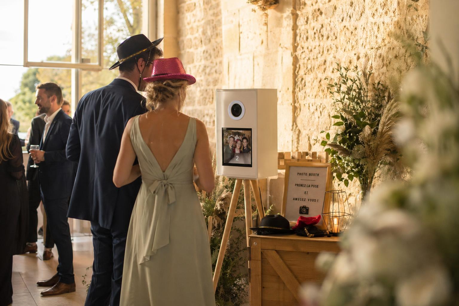 découvrez tout sur la location de photobooth pour mariage, les options disponibles et comment éviter les coûts cachés pour un souvenir inoubliable.