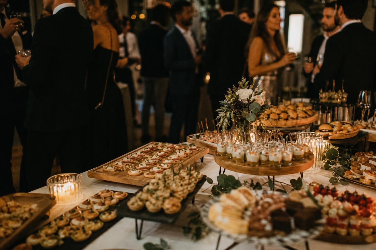 découvrez combien de pièces prévoir par personne pour un cocktail dînatoire réussi en fonction de la durée de votre événement.