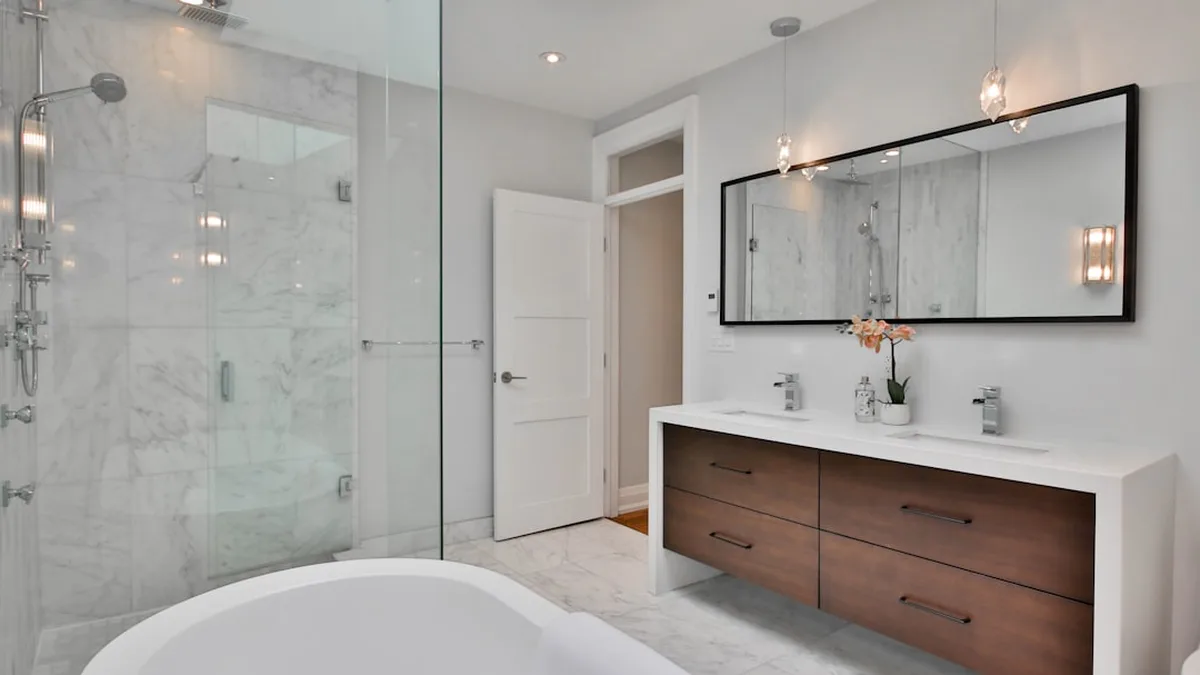 Salle de bain moderne avec douche à l'italienne remplaçant une baignoire