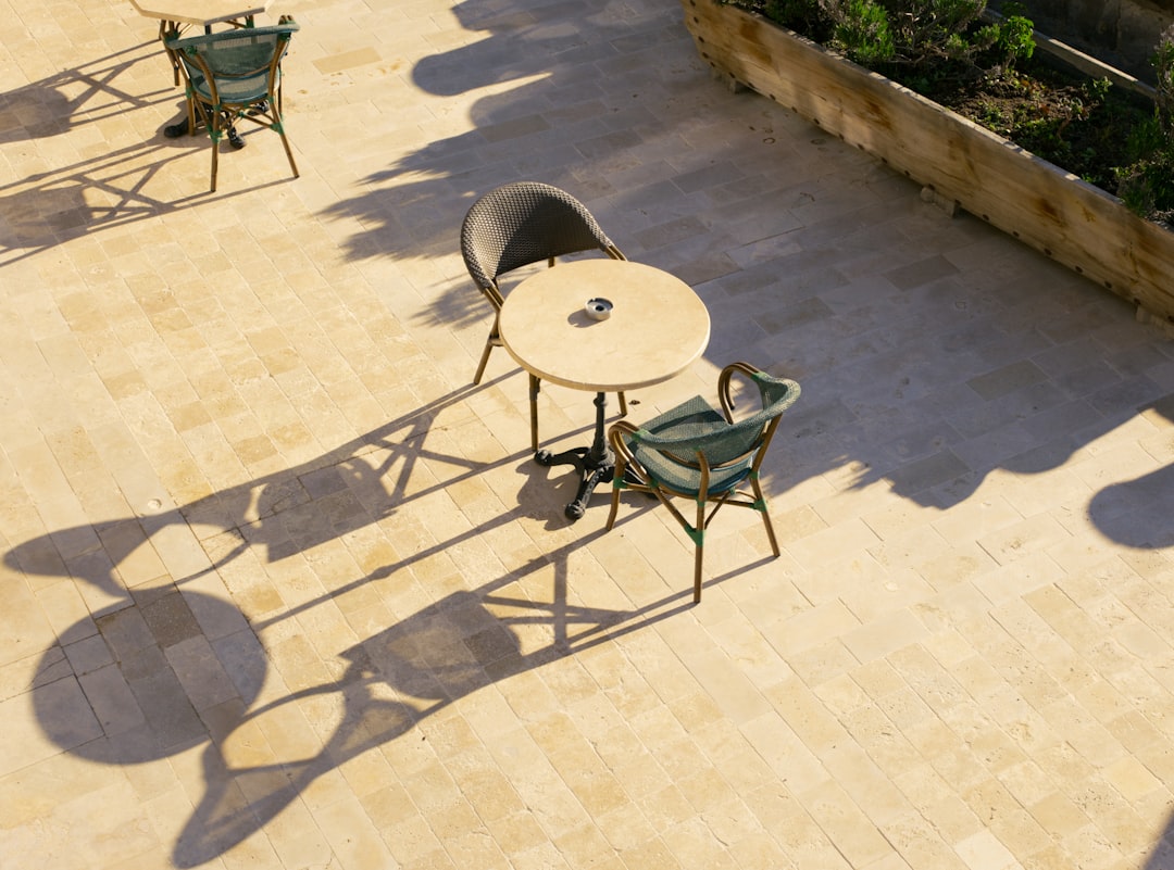 Terrasse en travertin, pierre naturelle posée en opus romain