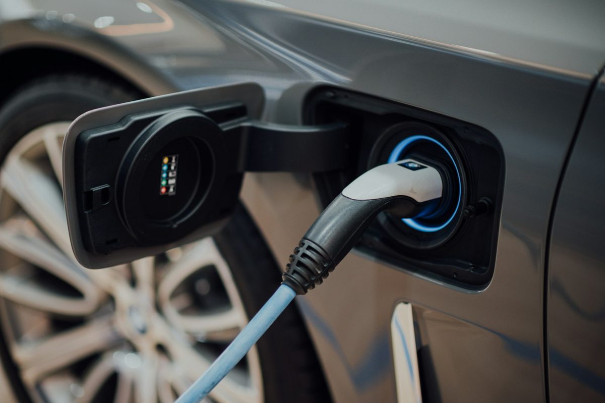 Voiture électrique en charge sur une borne de parking