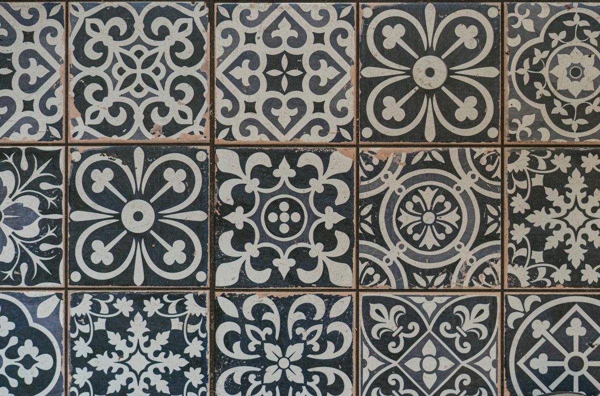 Sol en carreaux de ciment à motifs géométriques dans une cuisine claire