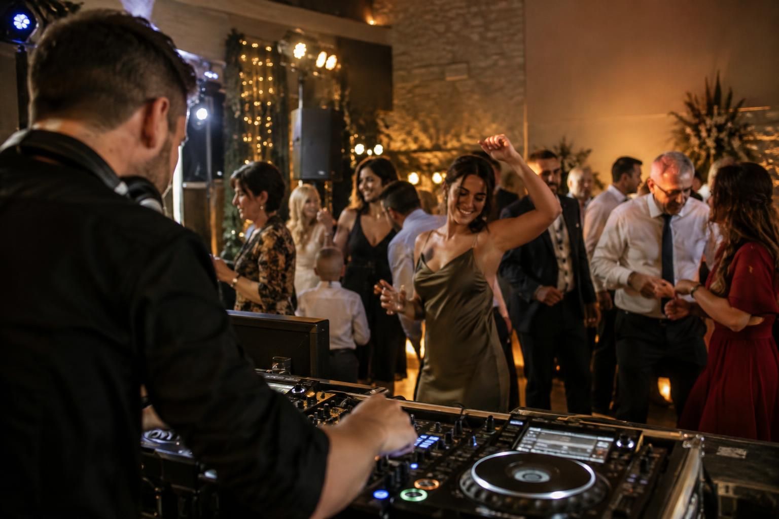 découvrez le prix d’un dj pour un anniversaire selon la durée de la prestation et les options choisies : matériel, éclairage et animation.