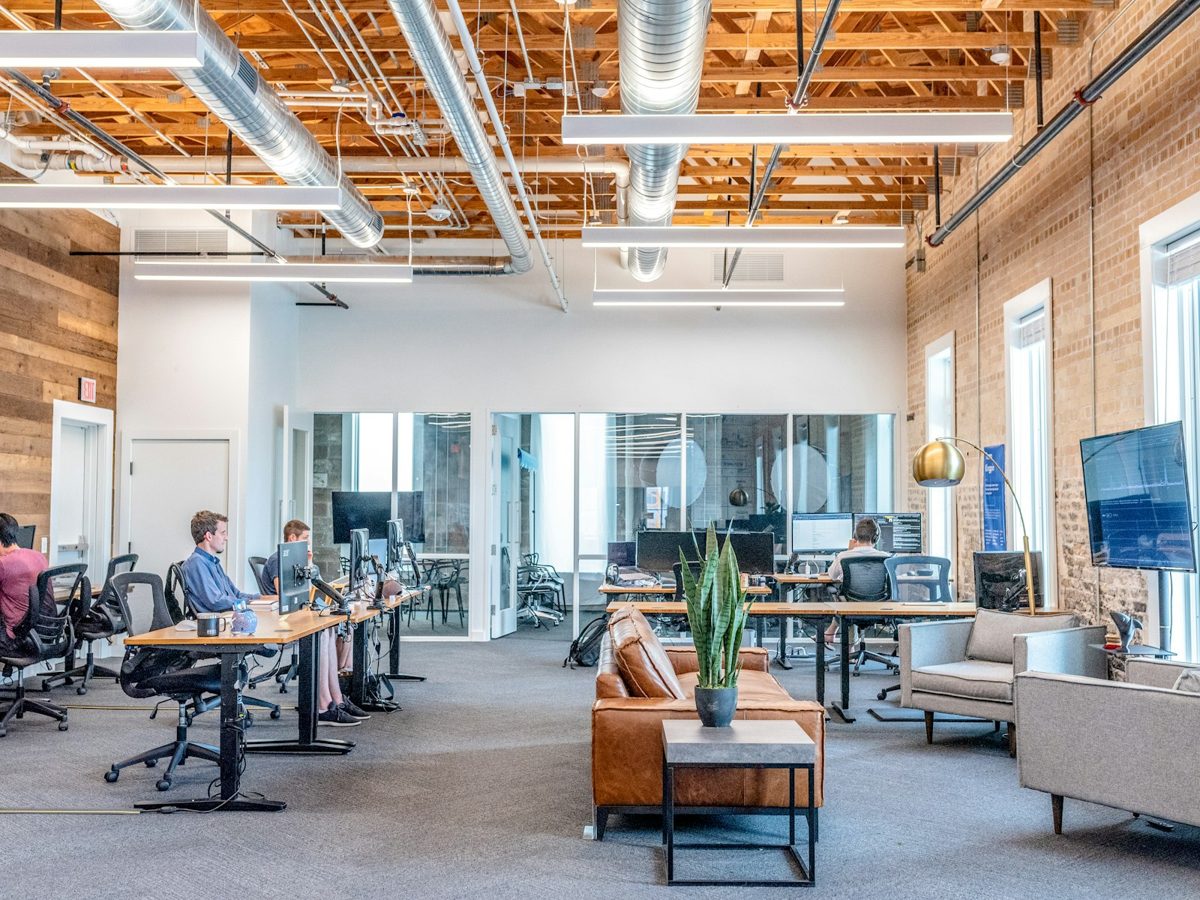 Chantier de rénovation dans un local professionnel en activité